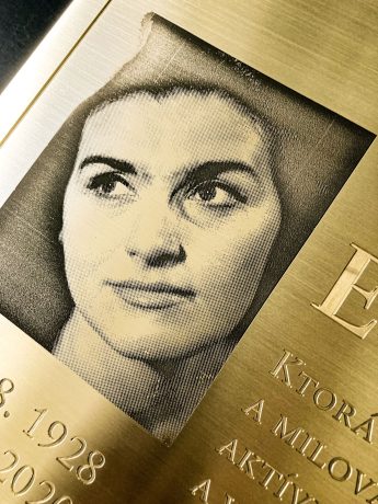 realizace - Gedenktafel aus Messing für Eva Kristínová