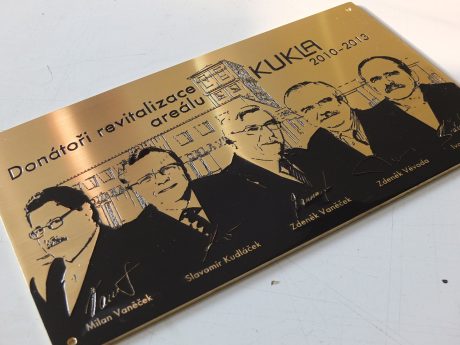 realizace - Gravírovaná pamětní deska z mosazi Donátoři revitalizace areálu Kukla