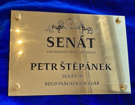 realizace - Amtliches Messingschild zur Kennzeichnung des Regionalbüros von Senator Petr Štěpánek