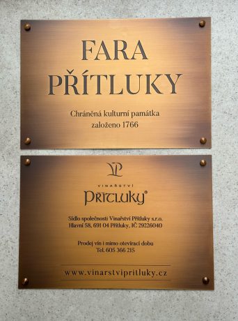 realizace - Set aus zwei Messingschildern: Pfarrei Přítluky und Weingut Přítluky
