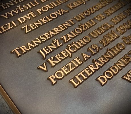 realizace - Mosazná pamětní tabule Divoké Víno – Bohumil Hrabal