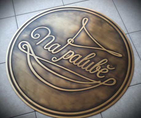 realizace - Messingschild mit graviertem Logo des Restaurants und der Pension Na palubě