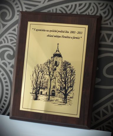 realizace - Plakette „In Erinnerung an die gemeinsam verbrachten Jahre 2003 – 2013, die Bürger des Marktfleckens Heraltice und die Gemeindemitglieder“