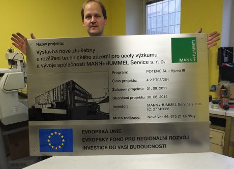 realizace - Úředně informační tabule publicity Evropské únie Výstavba nové zkušebny MANN+HUMMEL Service s.r.o.
