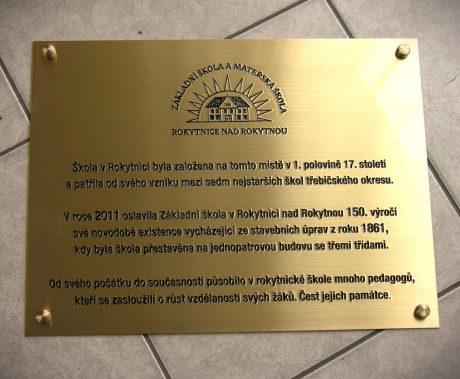 realizace - Mosazná pamětní tabule Základní škola a mateřská škola Rokytnice nad Rokytnou