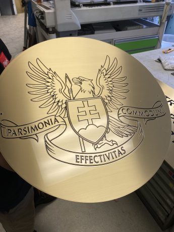 realizace - Messingschild zur Kennzeichnung der Obersten Kontrollbehörde der Slowakischen Republik