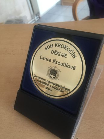 realizace - Gedenkmedaille der Freiwilligen Feuerwehr Krokočín dankt Lenka Kroutilová