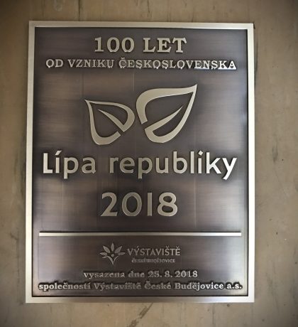 realizace - Gedenktafel aus Messing – Linde der Republik 2018