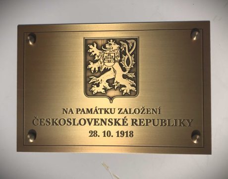 realizace - Mosazná pamětní tabule na památku založení Československé republiky