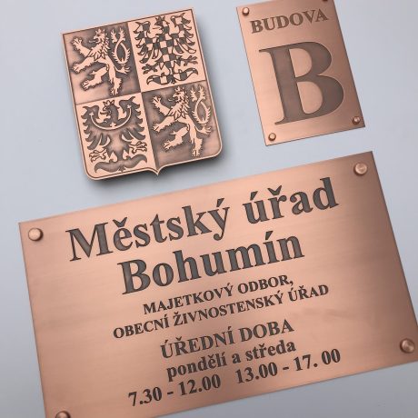 realizace - Großes Staatswappen der Tschechischen Republik und Amtstafel zur Kennzeichnung des Stadtamtes Bohumín