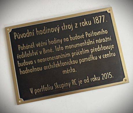 realizace - Mosazná pamětní tabule označující věžní hodiny