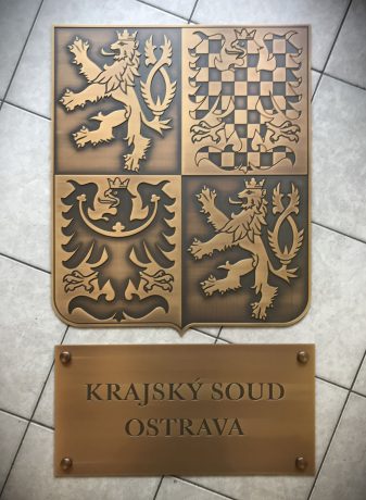 realizace - Großes Staatswappen und Amtstafel zur Kennzeichnung des Landgerichts Ostrava