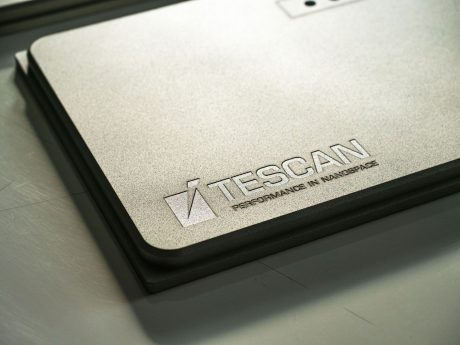 realizace - Lasergravierte Aluminiumständer mit TESCAN-Logo