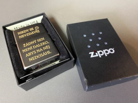 realizace - Graviertes Zippo-Feuerzeug